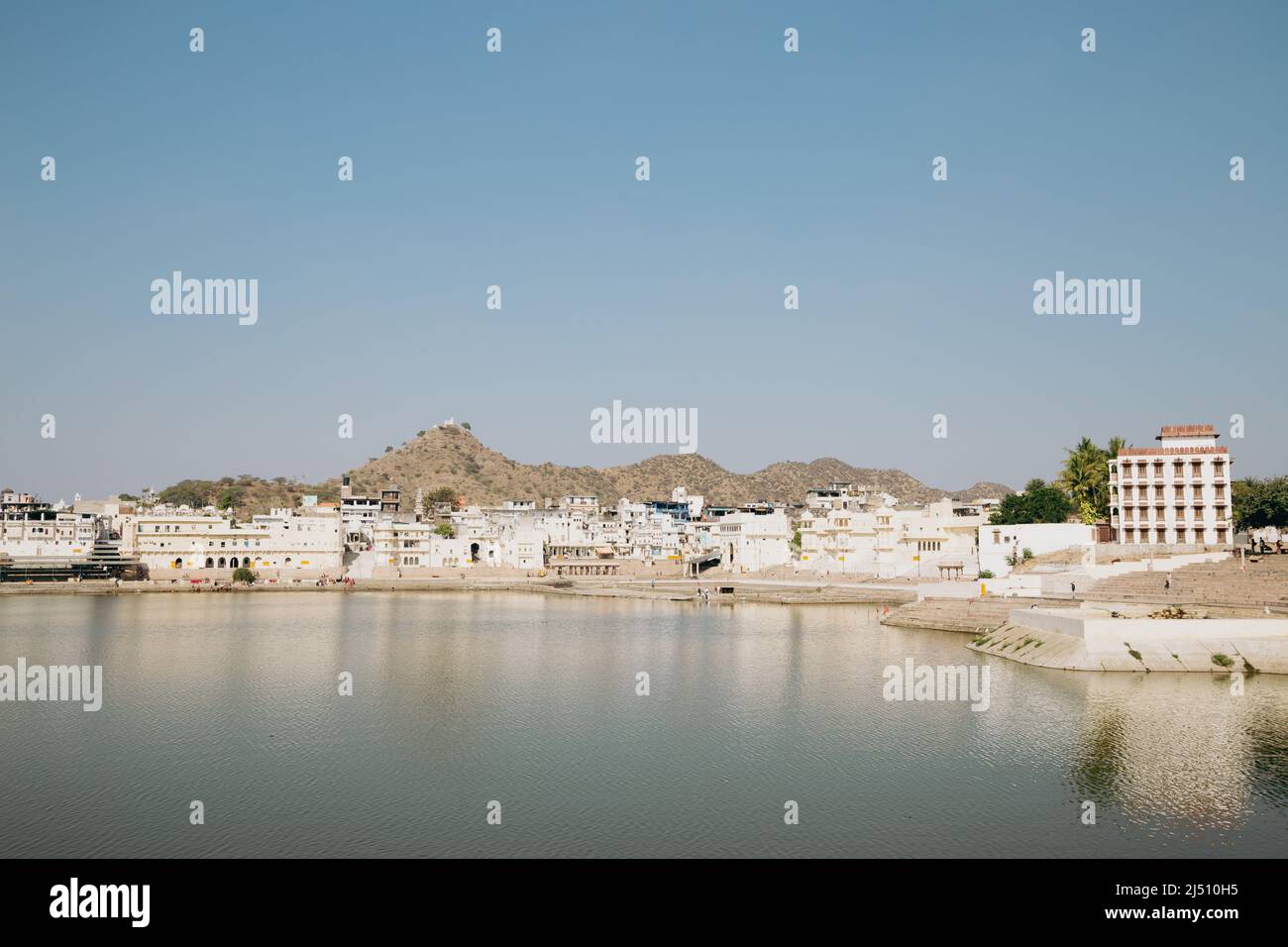 Ghat e il lago Pushkar in Pushkar, India Foto Stock