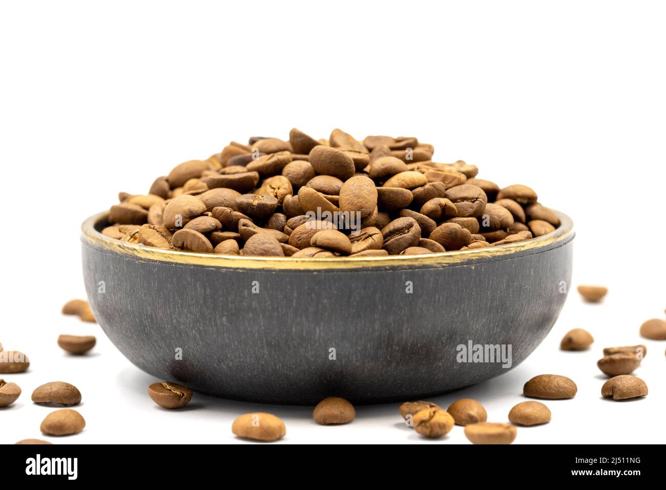 Chicchi di caffè isolati su sfondo bianco. Pieno di chicchi di caffè nel piatto. Primo piano. Foto Stock