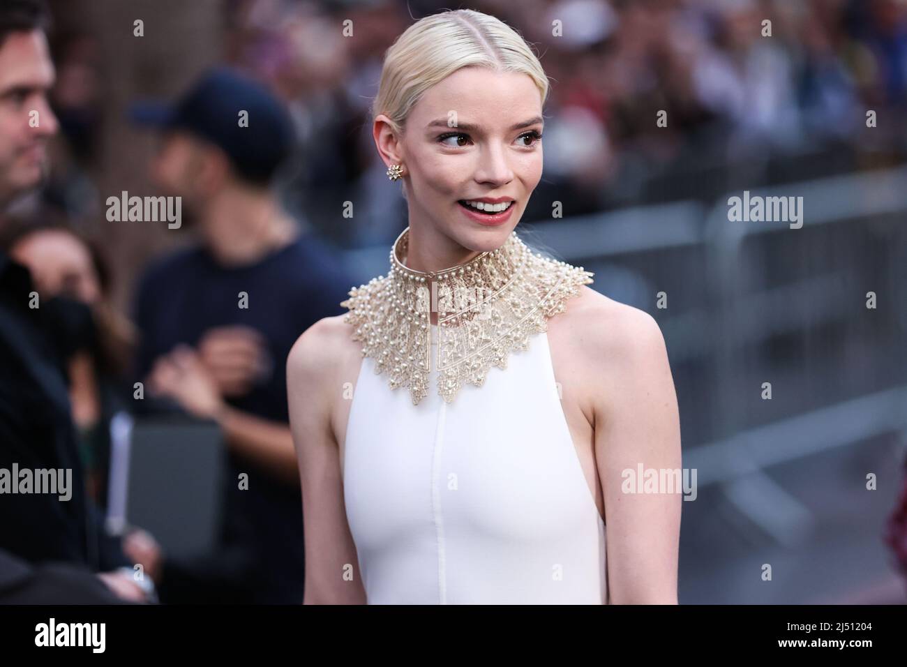 HOLLYWOOD, LOS ANGELES, CALIFORNIA, USA - APRILE 18: L'attrice Anya Taylor- Joy che indossa un abito Dior e una collana con colletto d'oro con un  bracciale Tiffany and Co., anelli e orecchini arriva