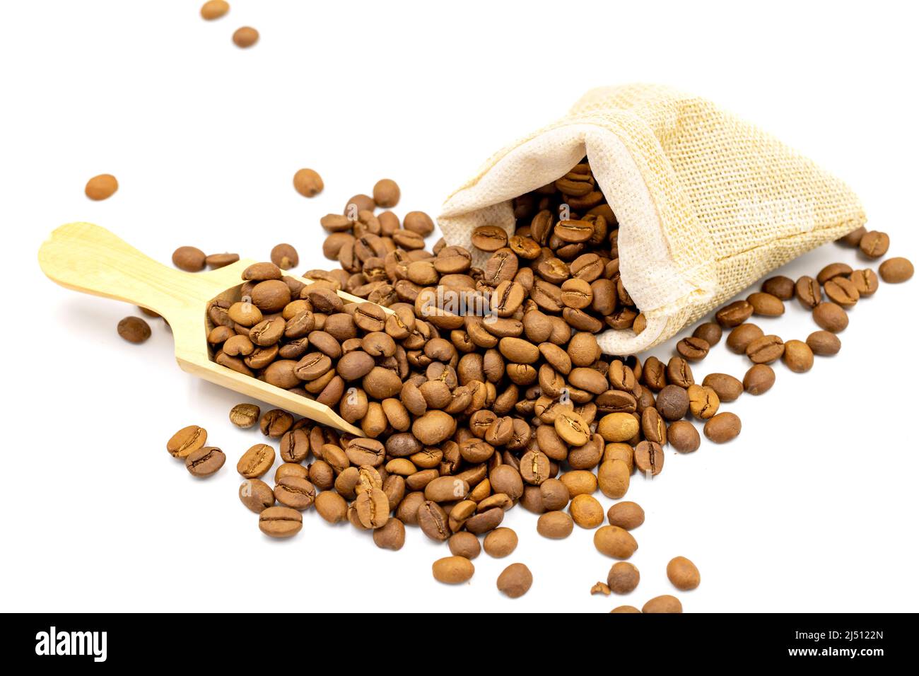 Chicchi di caffè isolati su sfondo bianco. Pieno di chicchi di caffè in un sacco. Primo piano. Foto Stock