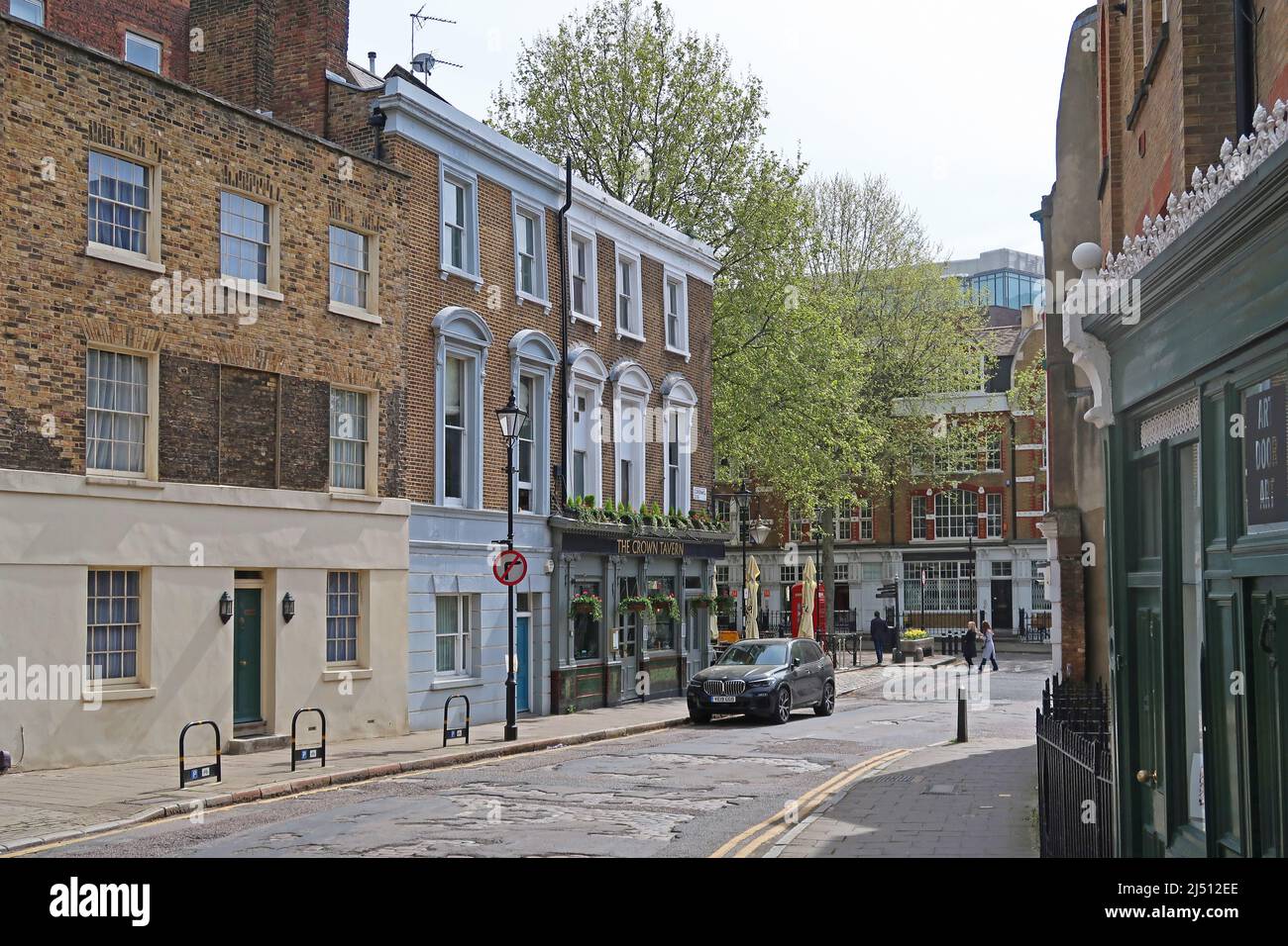 View Down Clerkenwell Vicino verso Clerkenwell Green, Londra, Regno Unito. Mostra la casa pubblica Crown (centro). Foto Stock