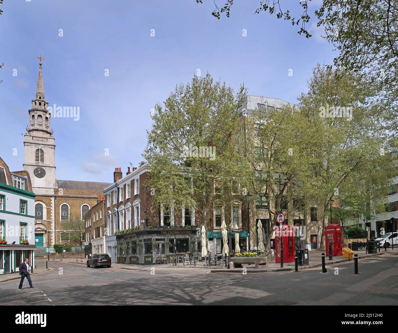 Clerkenwell Green, Londra, Regno Unito. St James Church e il Crown pub (centro) Foto Stock