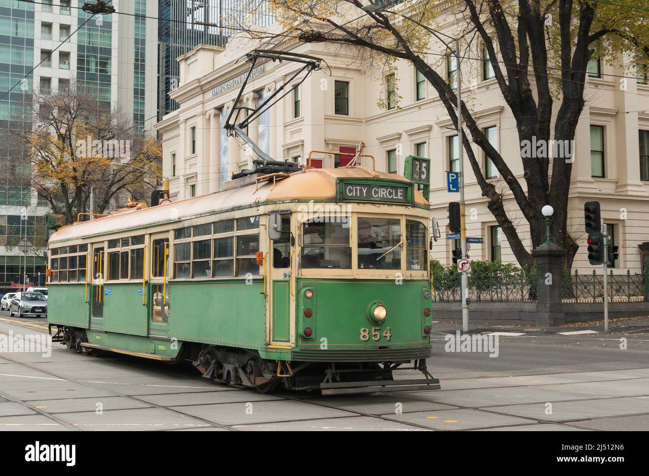 Il tram City Circle in una fredda giornata di inverni a Melbourne Central, passando davanti al Museo dell'immigrazione. Foto Stock