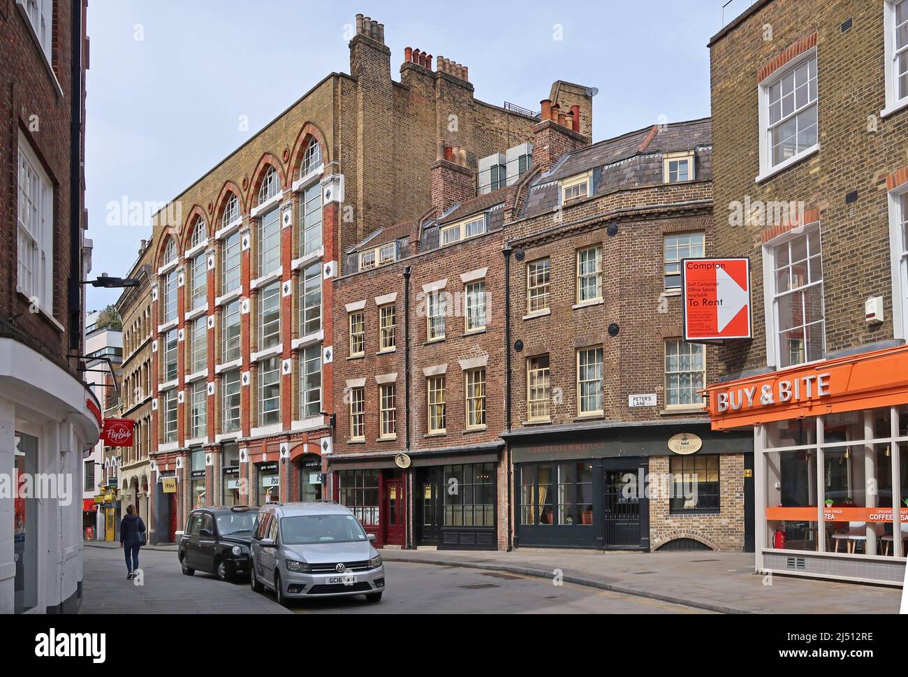 Cowcross Street nella città di Londra, Regno Unito. Strada stretta, storica e popolare luogo di ripresa vicino alla stazione di Farringdon e al mercato Smithfield. Foto Stock