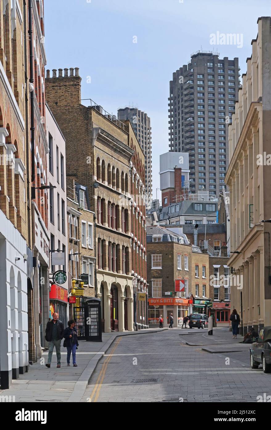 Cowcross Street nella città di Londra, Regno Unito. Strada stretta, storica e popolare luogo di ripresa mostra la torre barbicana sullo sfondo. Foto Stock