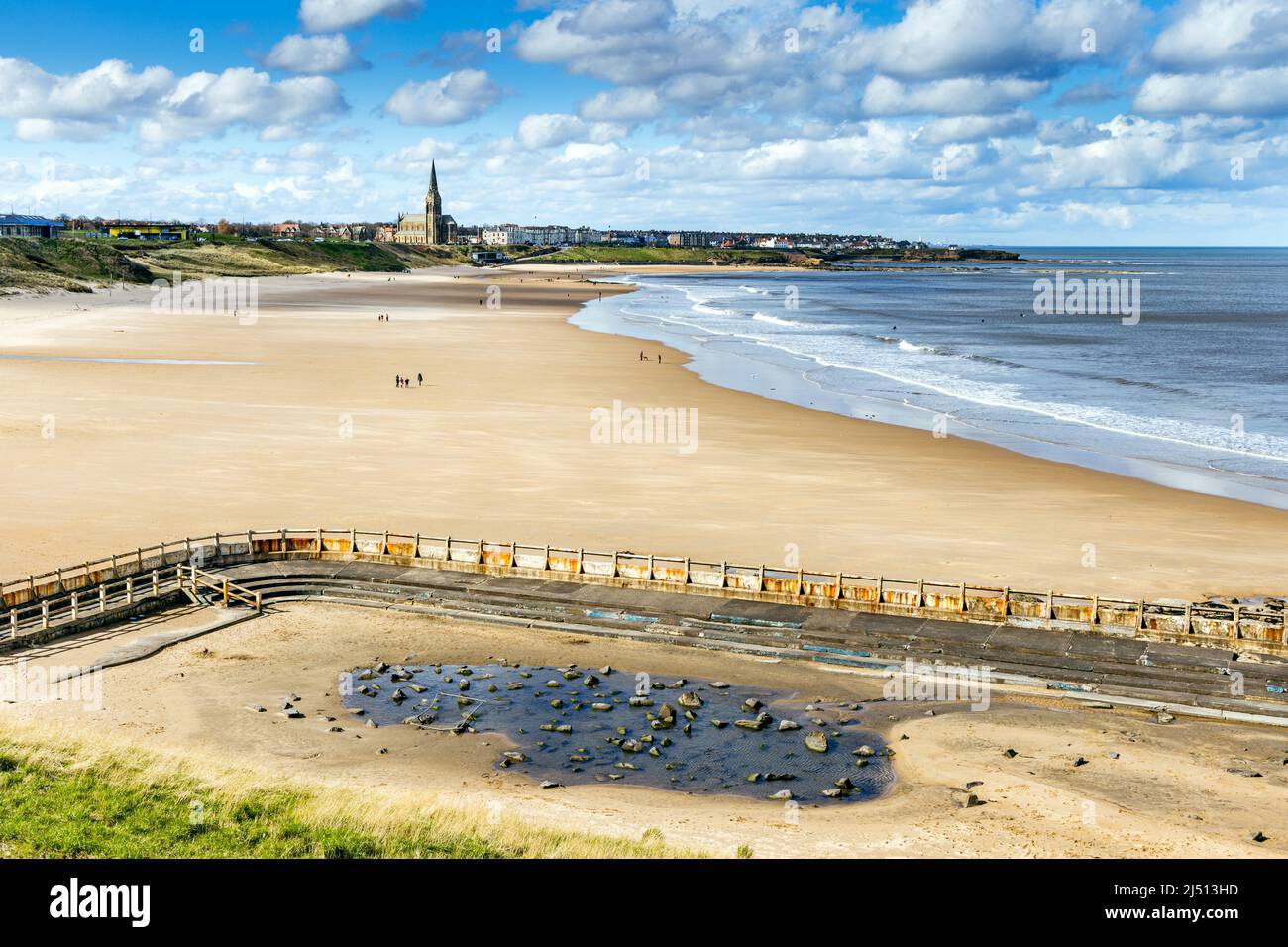 La vecchia piscina di marea sulla spiaggia di Long Sands a Tynemouth, Tyne and Wear, Inghilterra, Regno Unito Foto Stock