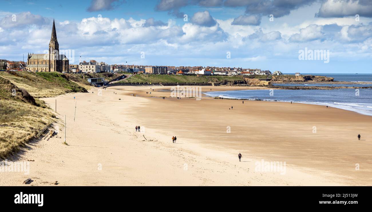 Spiaggia di Long Sands a Tynemouth in una giornata di primavera, con la chiesa di St George a Cullercoats in lontananza, Tyne and Wear, Inghilterra, Regno Unito Foto Stock