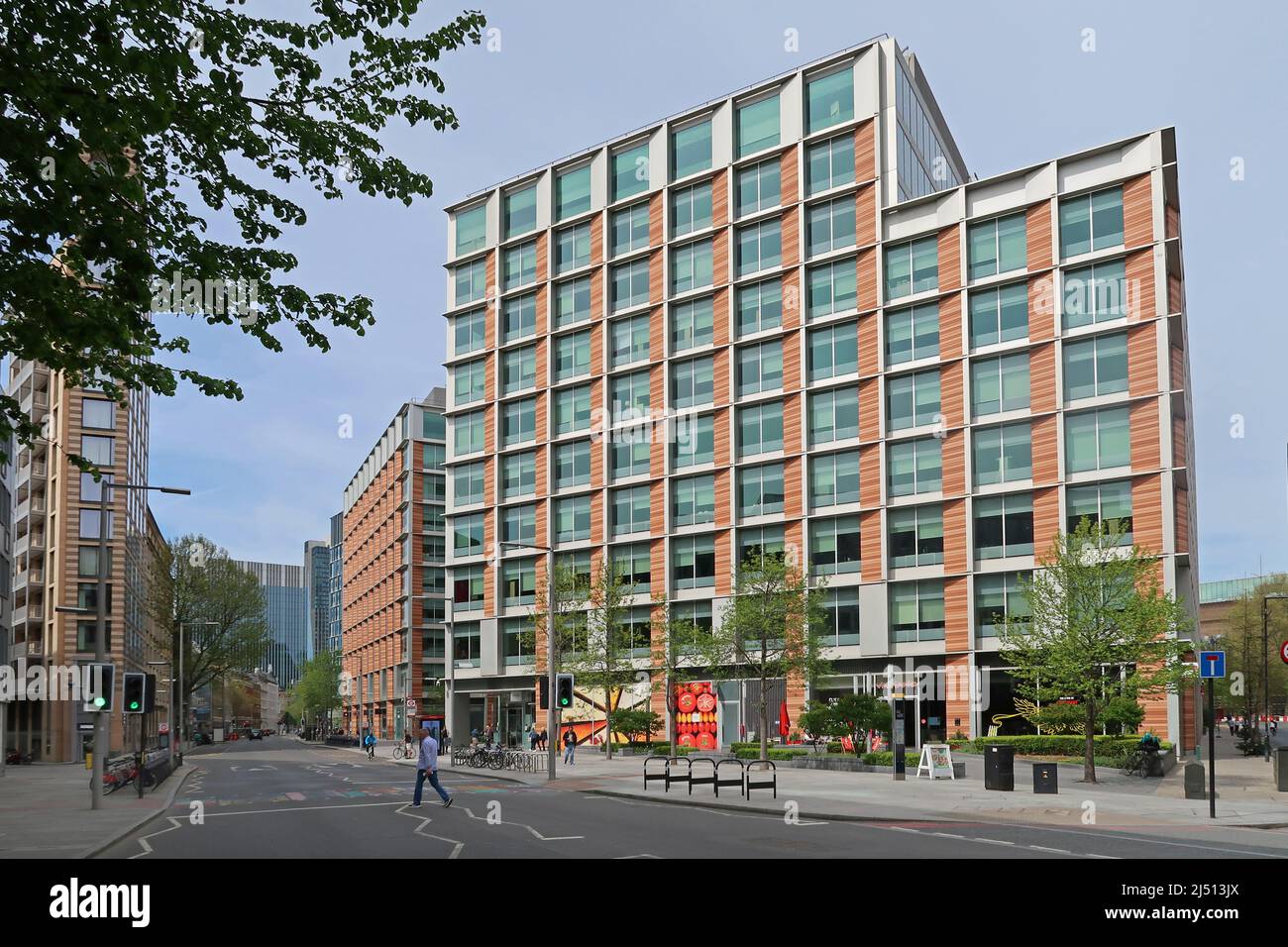 Nuovi edifici in Southwark Street, vicino al London Bridge a Londra, Regno Unito. Mostra 90a, un nuovo edificio di appartamenti con sala da cucina M&S al piano terra. Foto Stock