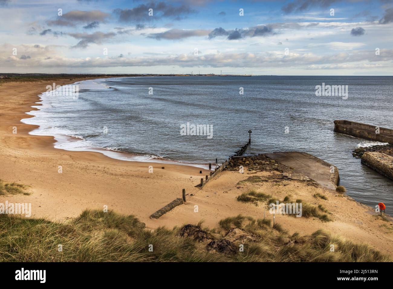 Guardando verso nord attraverso la spiaggia di Seaton Sluice verso Blyth, con la foce del porto a destra, Northumberland, Foto Stock