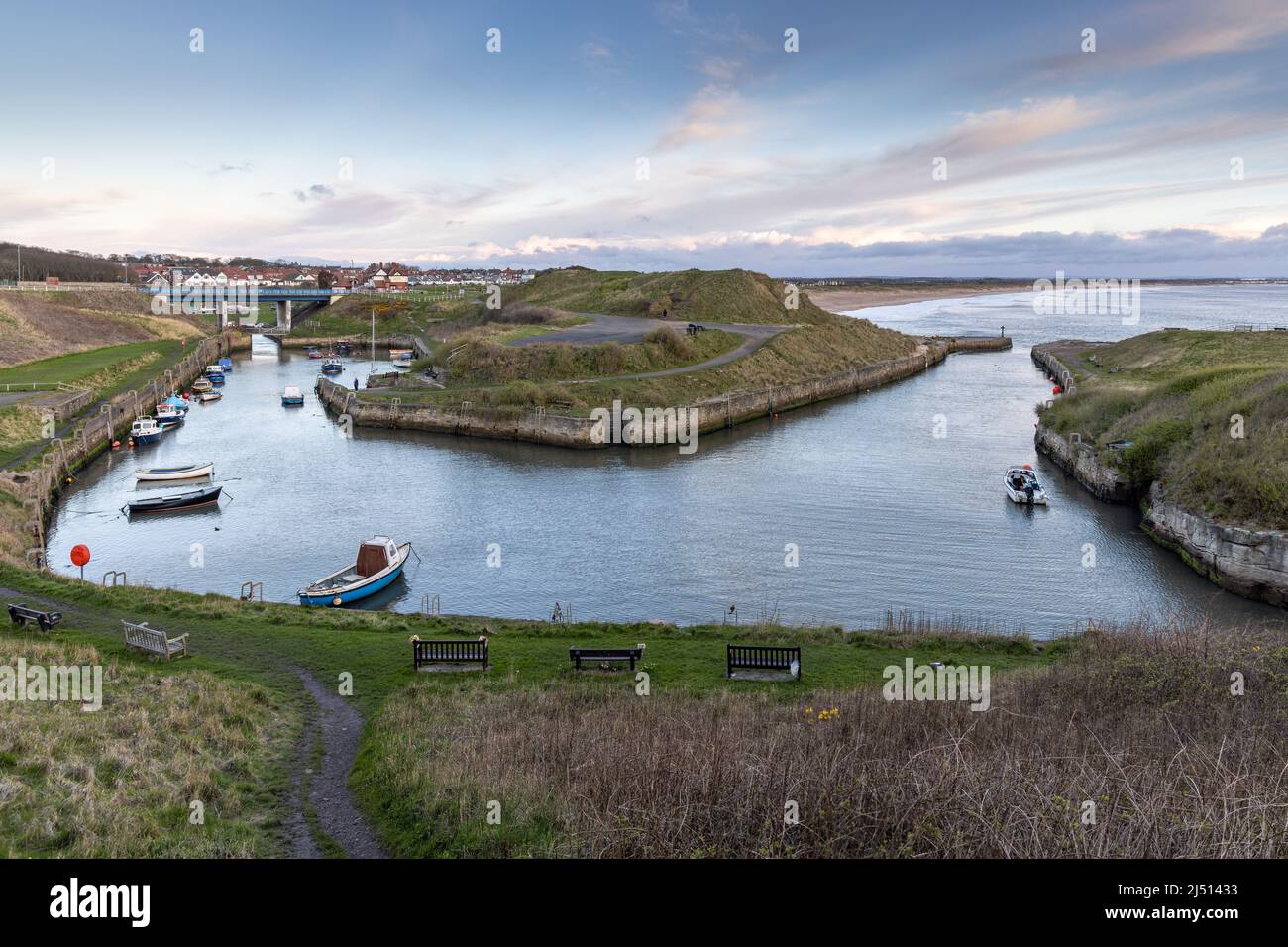 Barche ormeggiate nel porto di Seaton Sluice, un grazioso villaggio sul mare nel Northumberland alla foce del Seaton Burn. Foto Stock