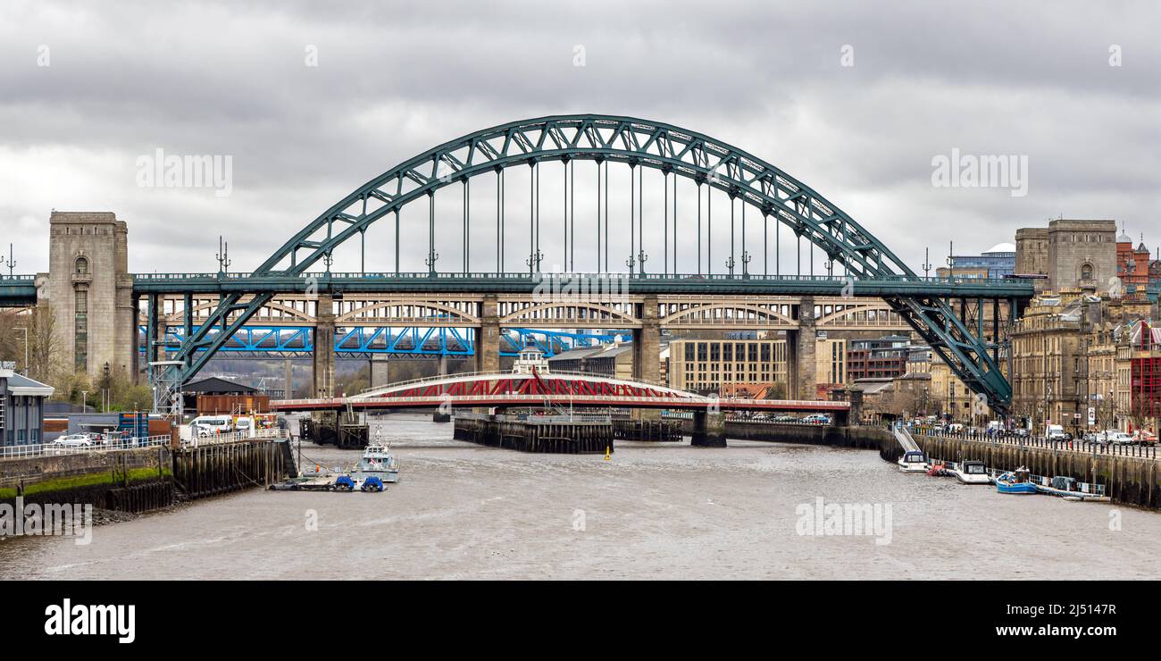 Il Fiume Tyne, mostrando il Tyne Bridge, il ponte girevole e il livello alto ponte, Newcastle-upon-Tyne, Regno Unito Foto Stock