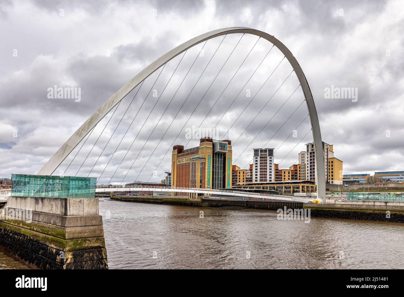 Gateshead Millennium Bridge di collegamento e di Gateshead Newcastle upon Tyne quaysides Foto Stock