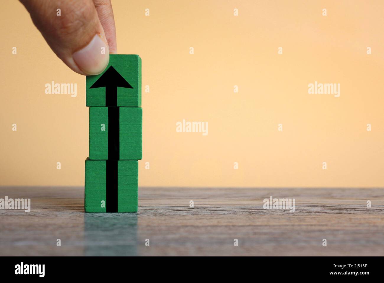 Disporre a mano i cubetti di legno con l'icona a freccia. Pianificazione strategica, piano di gioco, piano tattico, linee guida. Foto Stock