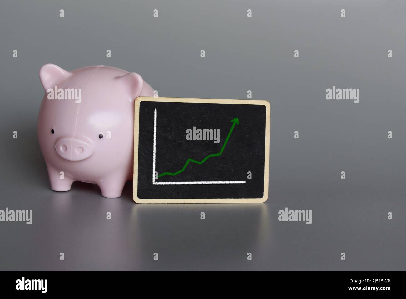 Banca di Piggy e grafico. Business profit, ricchezza e concetto di successo Foto Stock