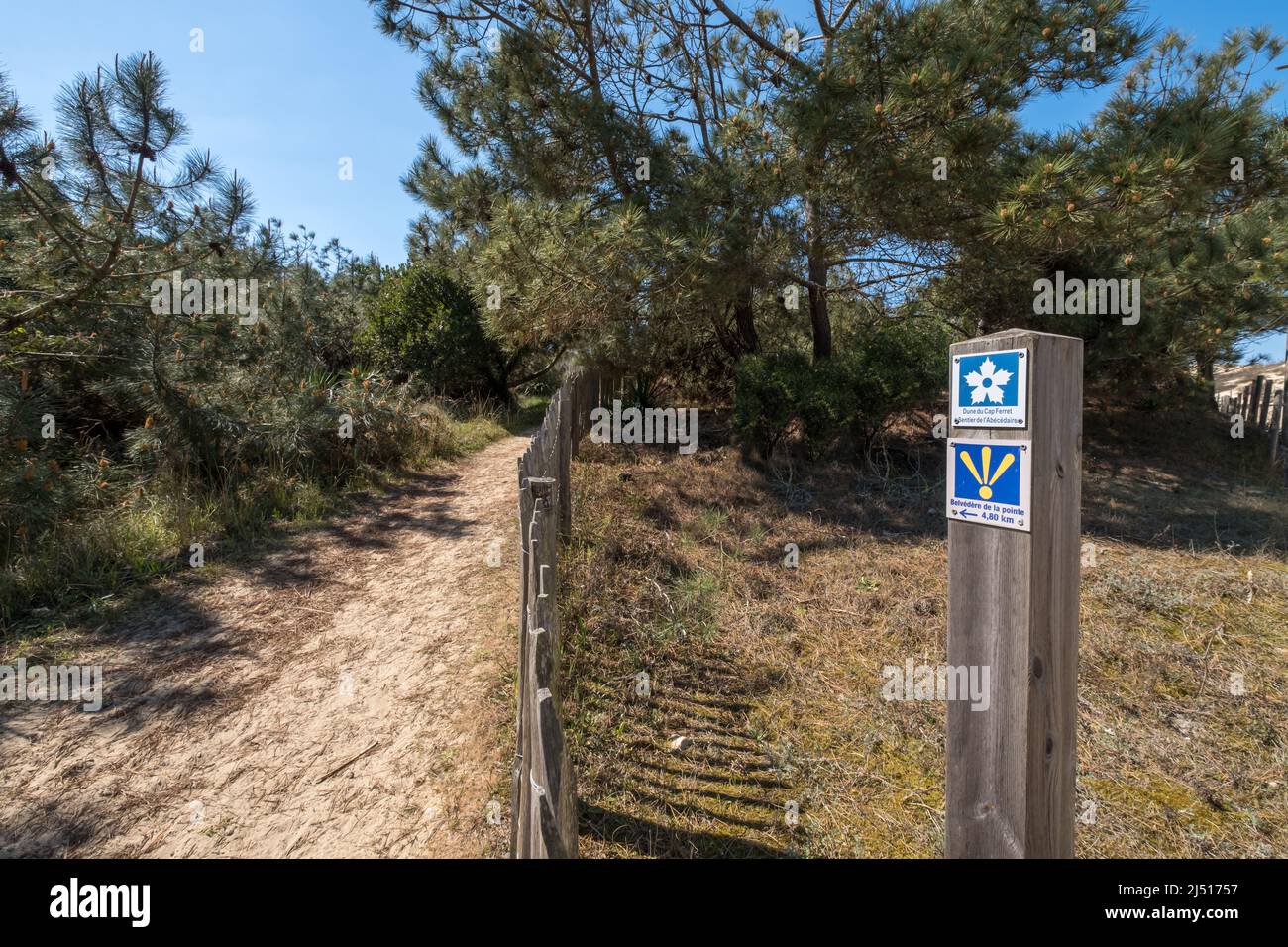 Cap Ferret, Bassin d’Arcachon, Francia. Borne de Direction du sentier de Promenade de l'Abécédaire dans les Dunes Foto Stock