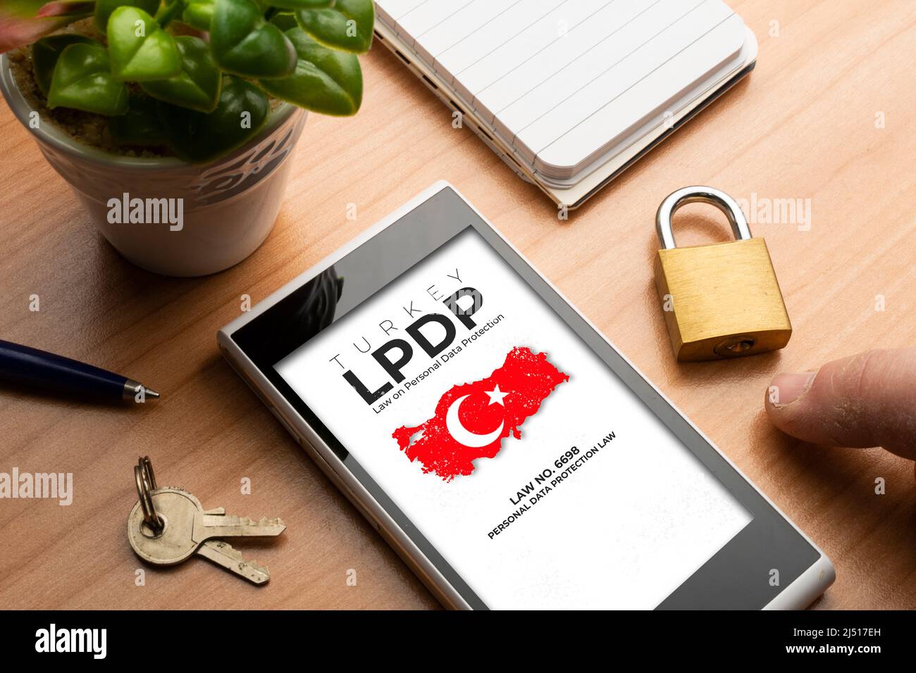 Lpdp (legge turca sulla protezione dei dati personali) concetto: Smartphone con una pagina immaginaria che mostra una mappa della Turchia e testo sulla legge turca n. 6698 Foto Stock