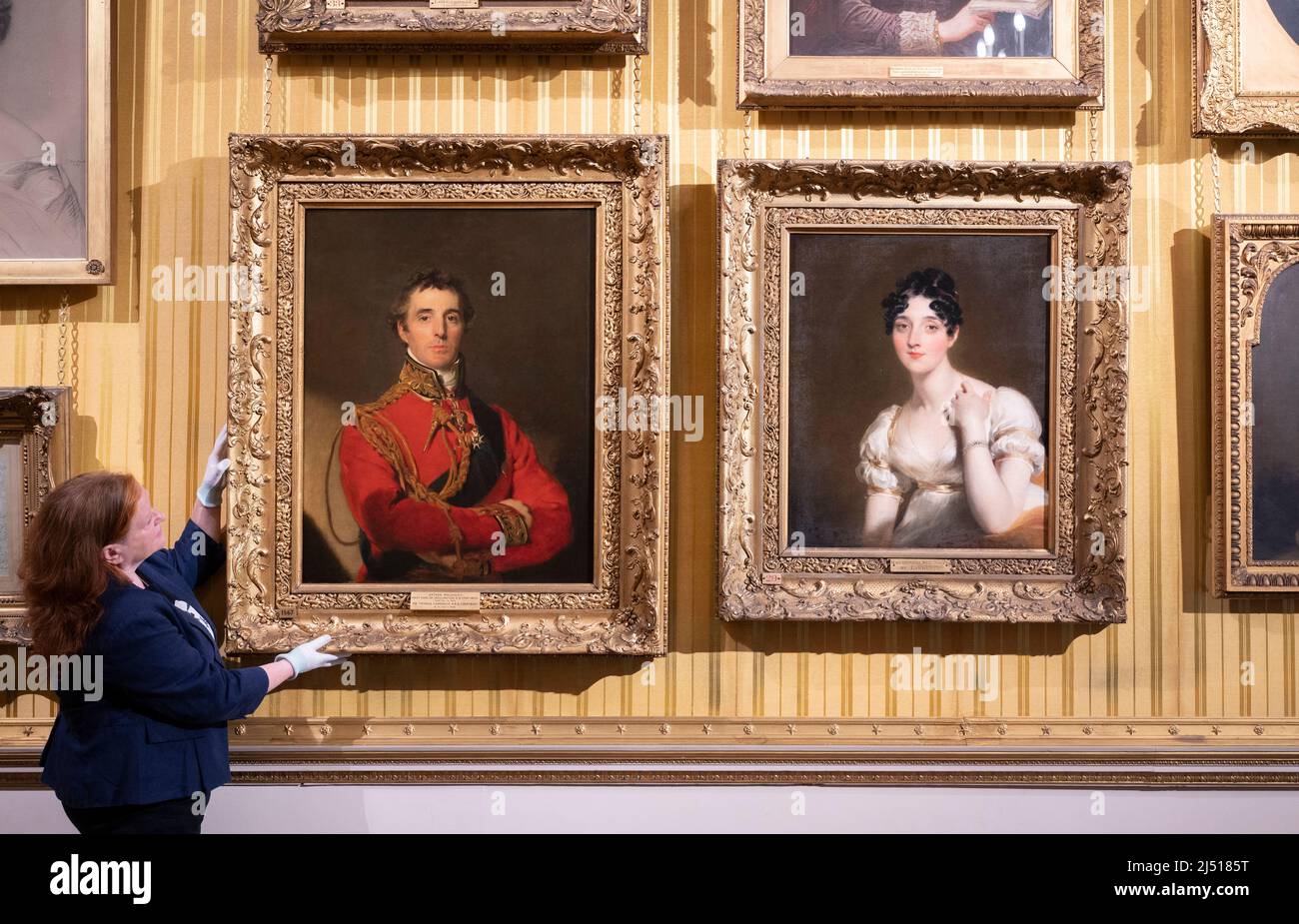 Apsley House, Londra, Regno Unito. 19 aprile 2022. Wellington, Donne e amicizia: Attraverso lettere, ritratti e prestiti da collezioni pubbliche e private, Wellington, Donne e amicizia (21 apr-30 ott 2022) presenta un quadro intimo di una vita pubblica; rivelando il circolo sociale di Wellington, il matrimonio e come le sue amicizie con le donne potrebbero talvolta provocare pettegolezzi. Immagine: 1st Duca di Wellington, ritratto di Sir Thomas Lawrence, 1818 (collezione Apsley House), destra: Marianne Patterson, ritratto di Sir Thomas Lawrence, 1818 (prestito collezione Wellington, Stratfield Saye). Credit: Malcolm Park/Alamy Foto Stock