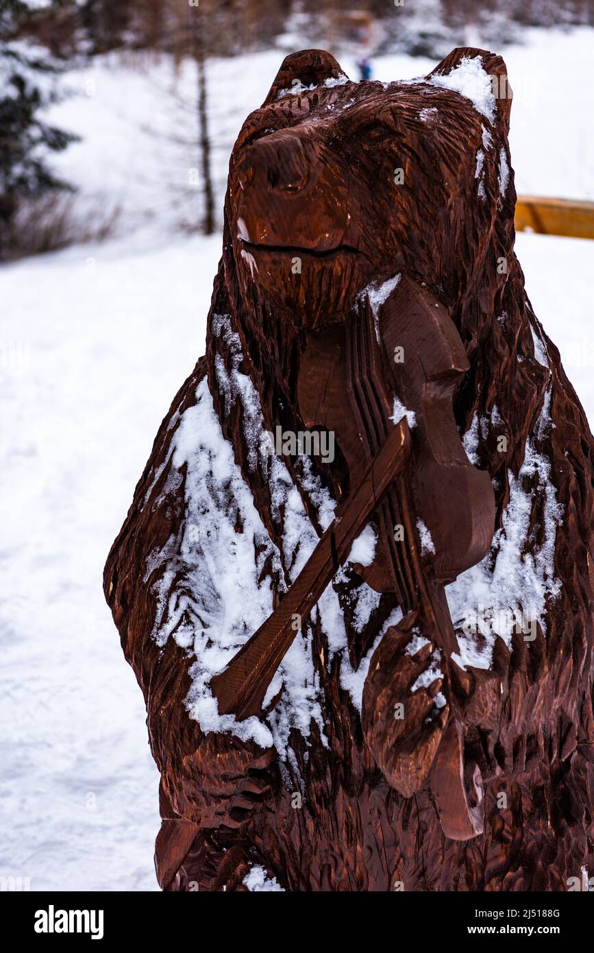 Orso di legno in inverno suonare strumento musicale Foto Stock