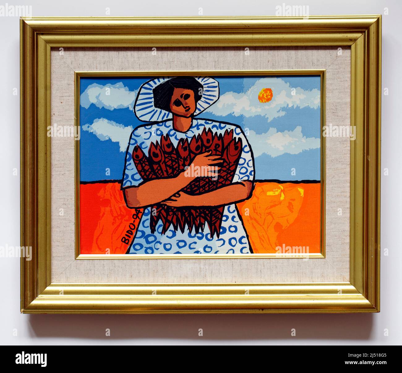 Serigrafia su tela di Candido Bido, tipica del suo stile con colorsa  brillante, il sole e una donna della Repubblica Dominicana, qui con 9 pesci  Foto stock - Alamy
