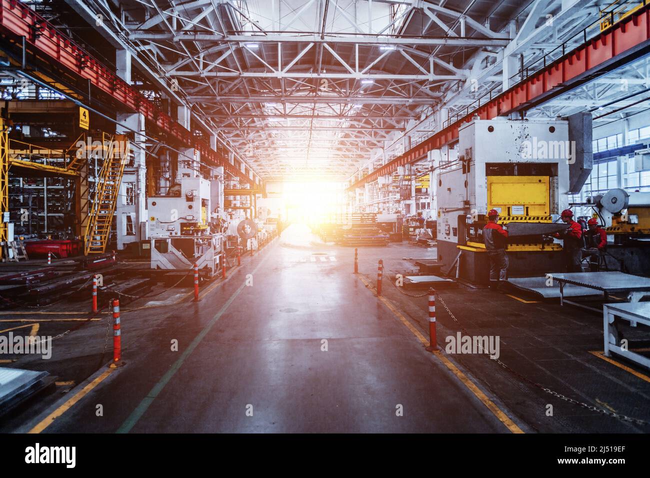 Linea di produzione moderna per la lavorazione dei metalli. Foto Stock