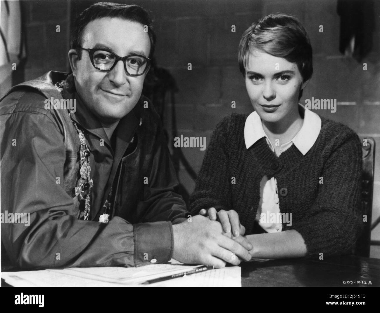 PETER SELLERS e JEAN SEBERG sul set candid durante le riprese del MOUSE CHE HA RUGGITO 1959 regista JACK ARNOLD romanzo Leonard Wibberley Highroad Productions / Columbia Pictures Corporation Foto Stock