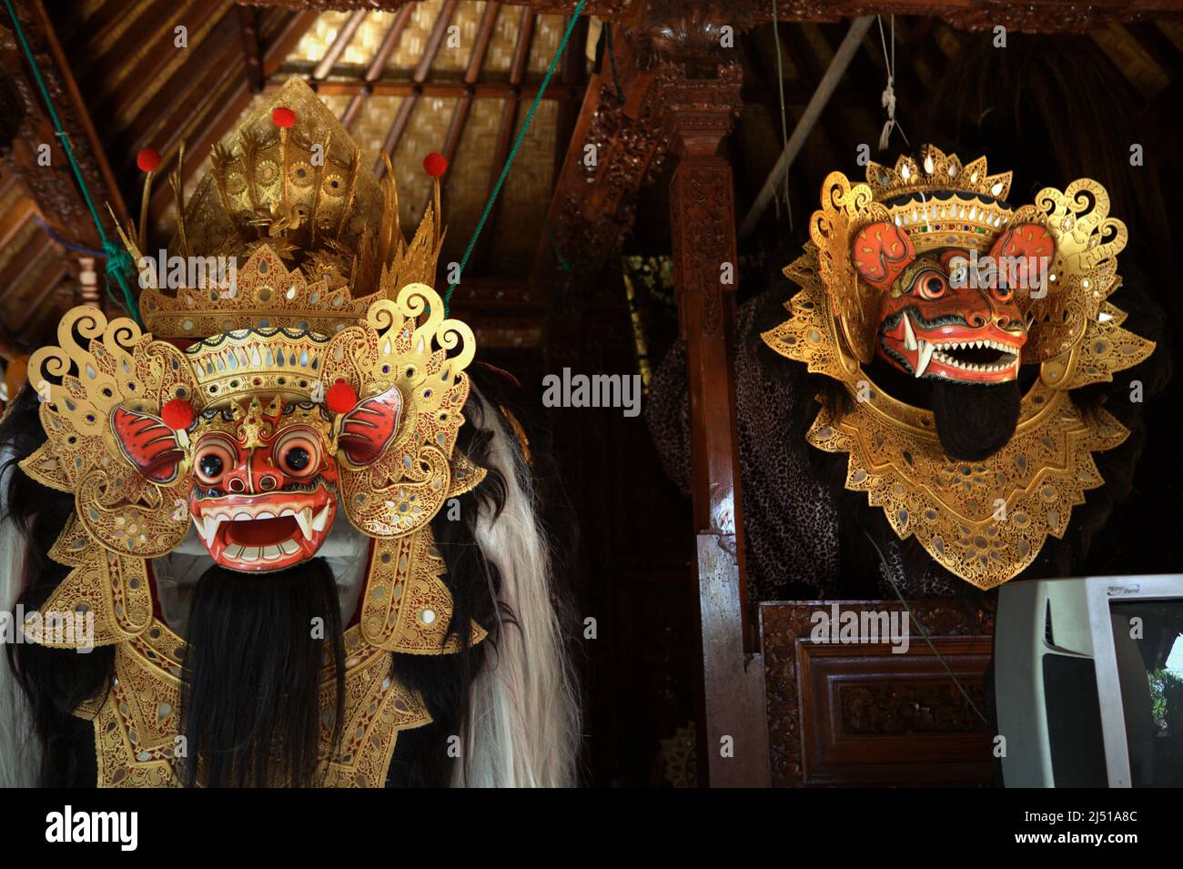 Una 'rangda' (regina demone, a sinistra) e un 'barong' (creatura simile a pantera) creati dall'artista balinese i Wayan Murdana al suo laboratorio a Sukawati, Gianyar, Bali, Indonesia. Foto Stock