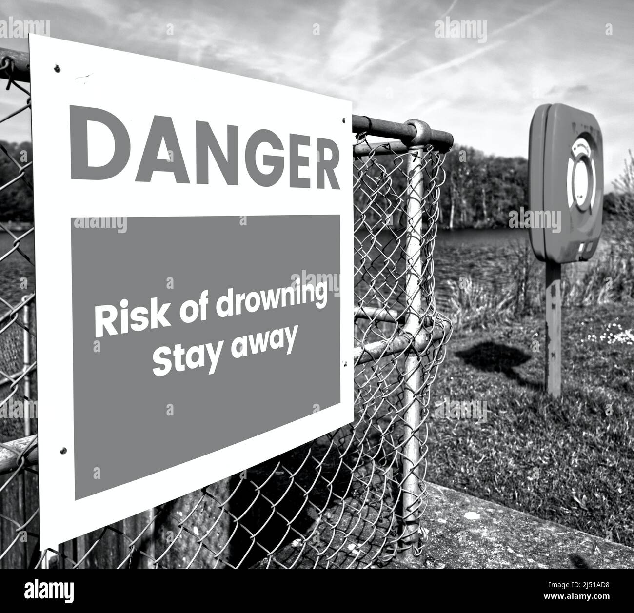 Pericolo rischio di annegamento di cartelli accanto a acque profonde aperte  per la sicurezza Foto stock - Alamy