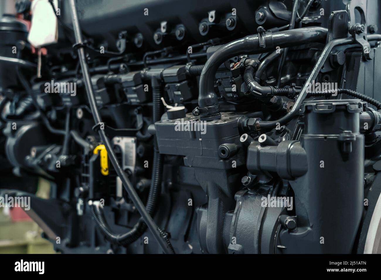 Motore diesel del trattore o della mietitrebbia in prossimità della fabbrica industriale. Foto Stock