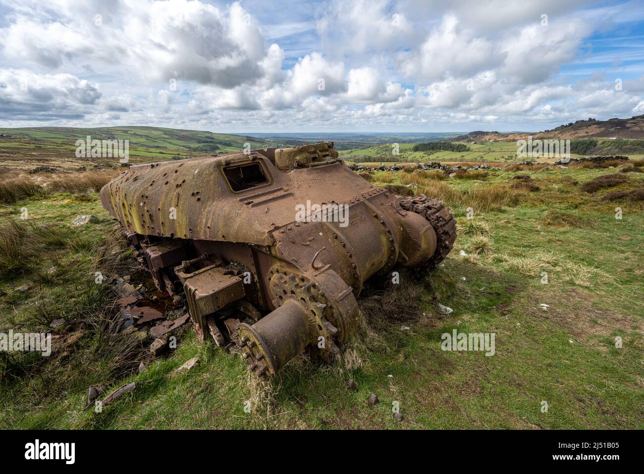 Abbandonato serbatoio Sherman nel Peak District National Park a The Roaches, Upper Hulme con Ramshaw Rocks in lontananza. Foto Stock