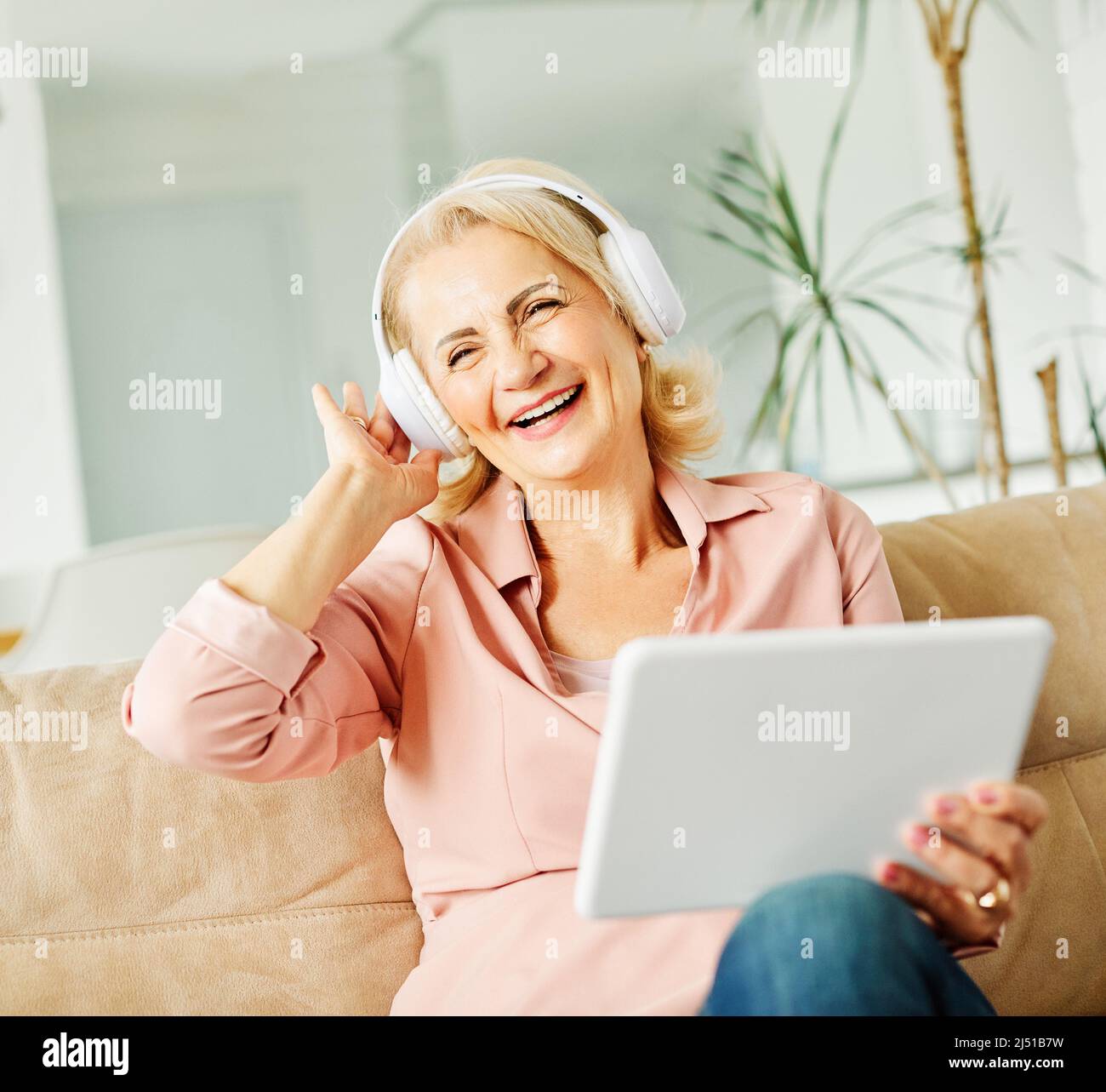 musica cuffie auricolari ascolto suono donna tecnologia tablet anziani anziani vecchio maturo computer wifi online wireless Foto Stock