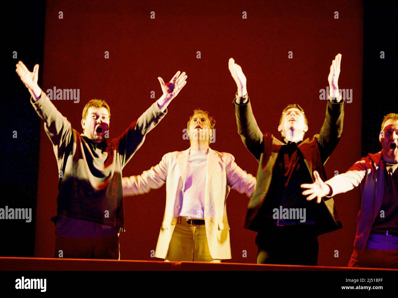 Posteriore centrale: William Dazeley (Jesus) con i discepoli nell'ULTIMA CENA a Glyndebourne Opera, East Sussex, Inghilterra 21/10/2000 a Glyndebourne Touring Opera & Deutsche Opera Berlin musica coproduzione: Harrison Birtwistle parole: Robin Blaser direttore: Elgar Howarth design: Alison Chitty Lighting: Wolfgang Gobbel regista: Martin Duncan Foto Stock Posteriore centrale: William Dazeley (Jesus) con i discepoli nell'ULTIMA CENA a Glyndebourne Opera, East Sussex, Inghilterra 21/10/2000 a Glyndebourne Touring Opera & Deutsche Opera Berlin musica coproduzione: Harrison Birtwistle parole: Robin Blaser direttore: Elgar Howarth design: Alison Chitty Lighting: Wolfgang Gobbel regista: Martin Duncan Foto Stock