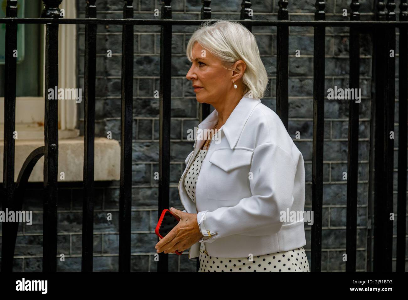 Downing St. London, Regno Unito. 19th aprile 2022. Il deputato Rt Hon Nadine Dorries Segretario di Stato per il digitale, la cultura, i mezzi di comunicazione e lo sport che arriva a Downing Street per partecipare alla riunione del Gabinetto al numero 10. Chris Aubrey/Alamy Live News Foto Stock