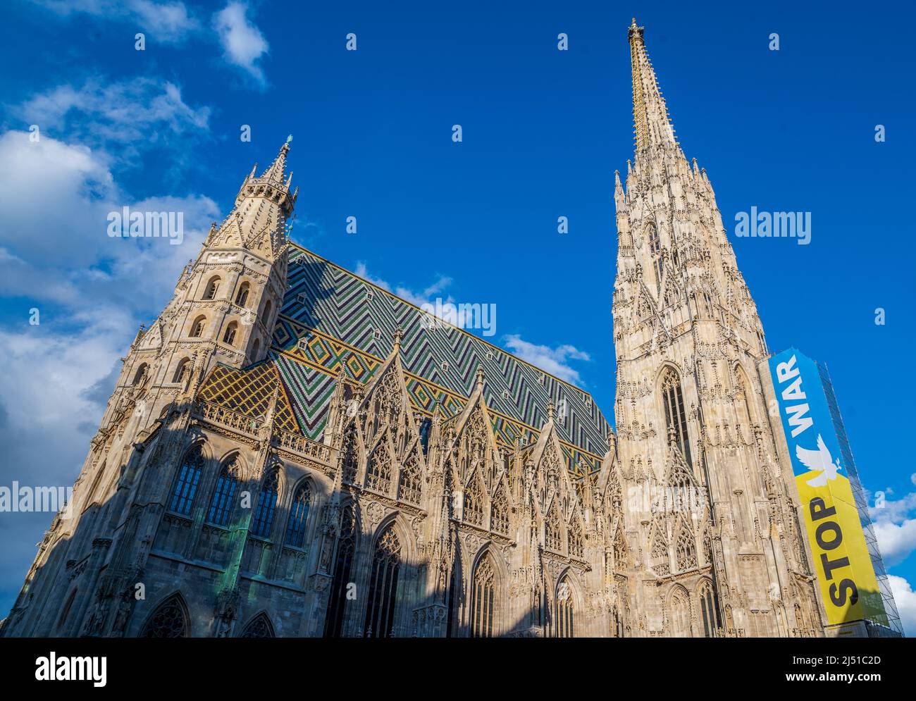 Bandiera ucraina con testo STOP guerra appeso alla Cattedrale di Santo Stefano o Stephansdom Vienna Austria Foto Stock