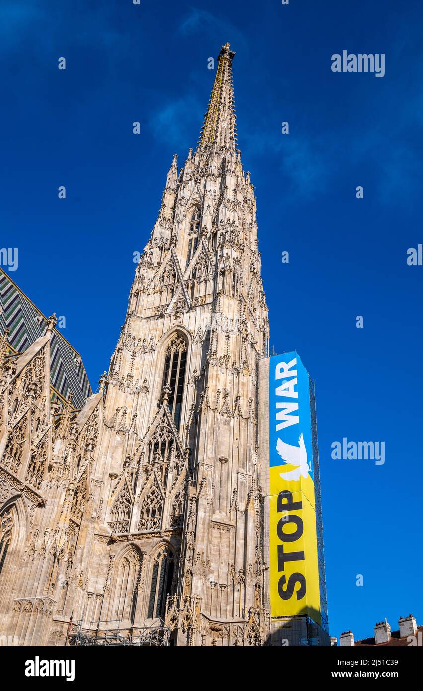 Bandiera ucraina con testo STOP Guerra appeso alla Cattedrale di Santo Stefano o Stephansdom Foto Stock