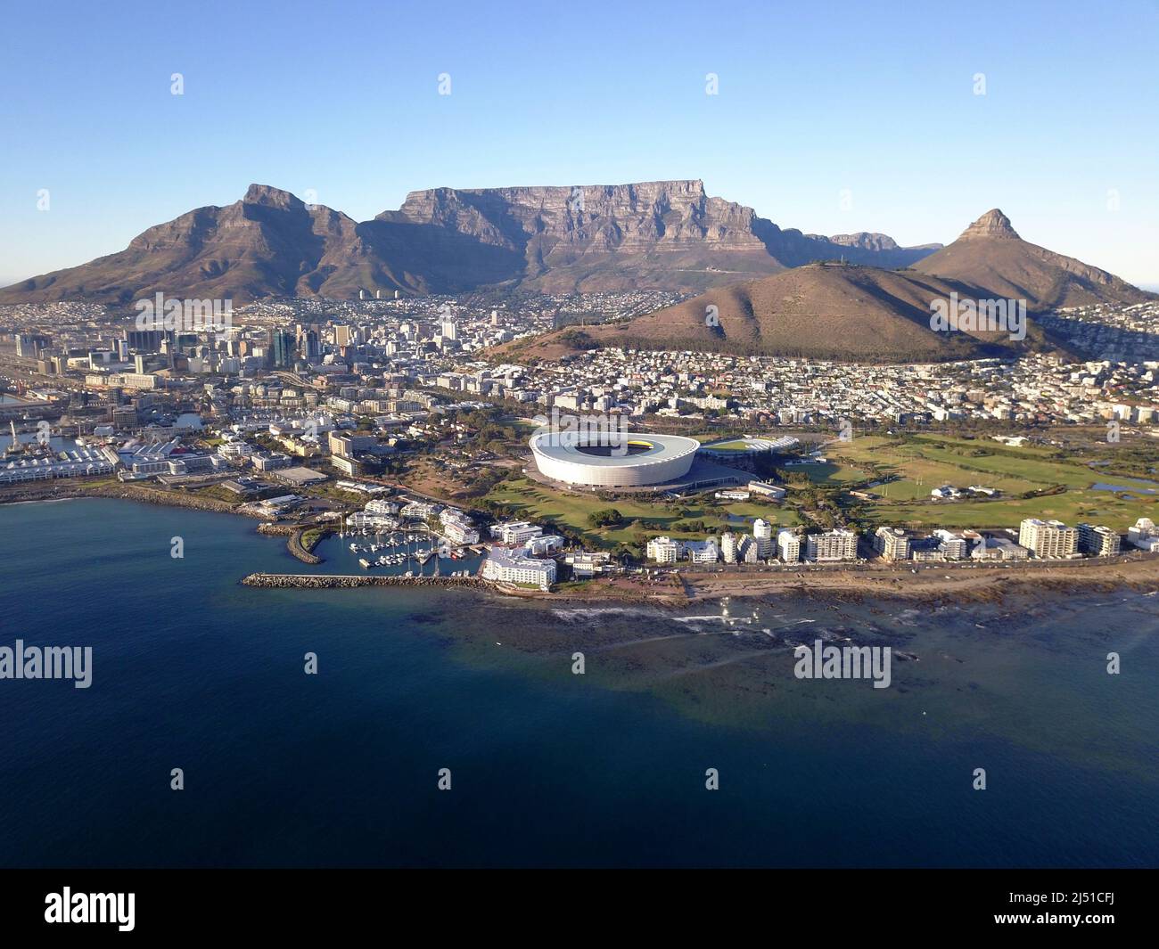 Città del Capo, Sudafrica - 19 Aprile 2022: Vista aerea di Città del Capo, con lo stadio di Città del Capo e Table Mountain . Foto Stock