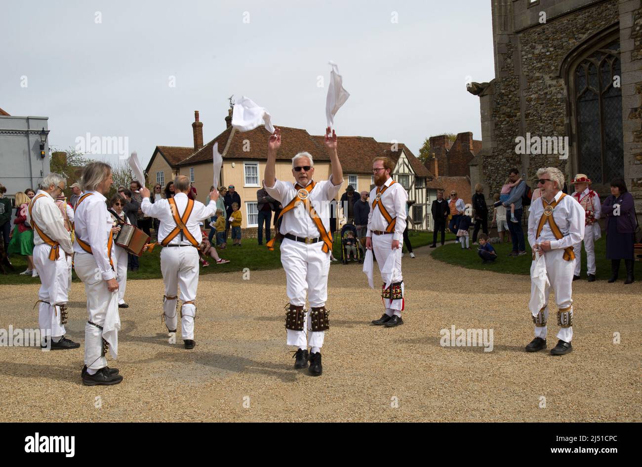 Dancer Dike Morris del Diavolo che ballano a Thaxted Churchyard Essex Foto Stock