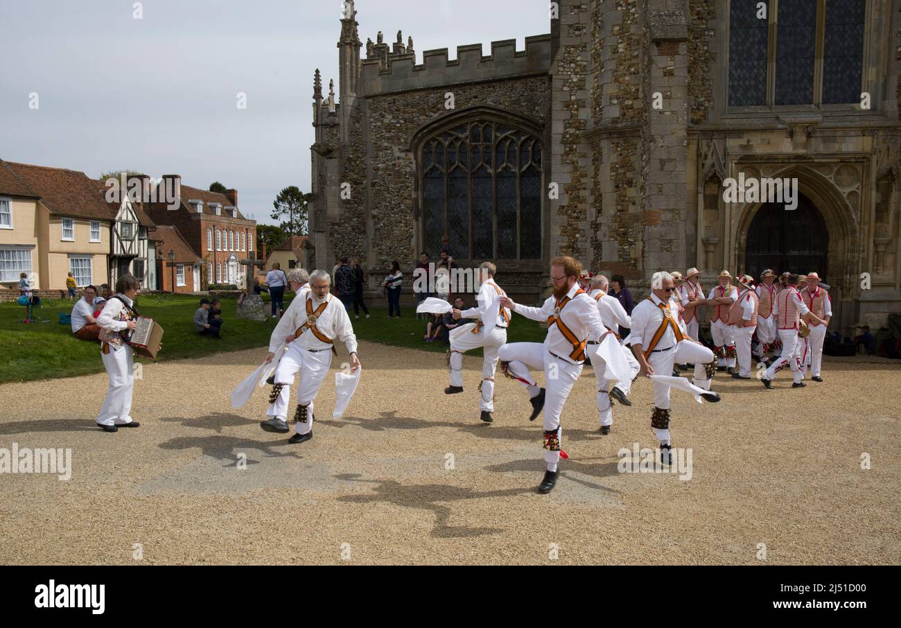 Dancer Dike Morris del Diavolo che ballano a Thaxted Churchyard Essex Foto Stock