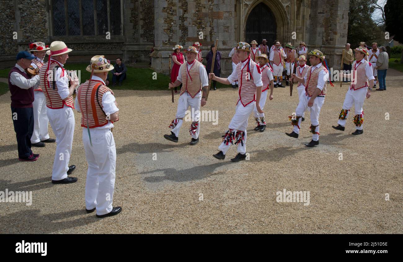 Thaxted Morris Men Dancing a Thaxted Churchyard Thaxted Essex Foto Stock