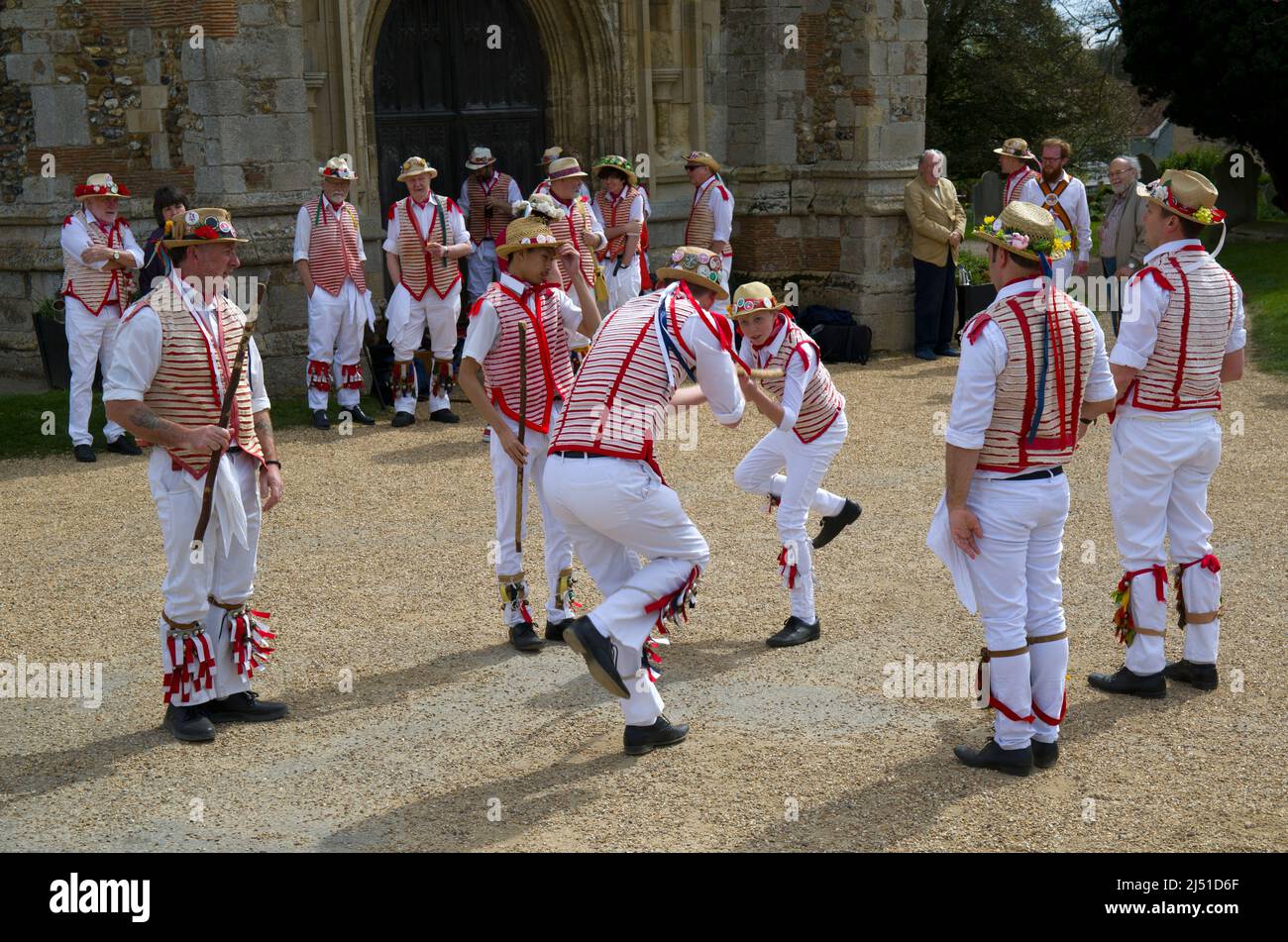 Thaxted Morris Men Dancing a Thaxted Churchyard Thaxted Essex Foto Stock