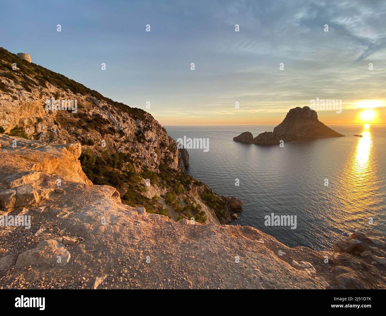 Tramonto sulla costa dell'isola di Ibiza con es Vedra Foto Stock