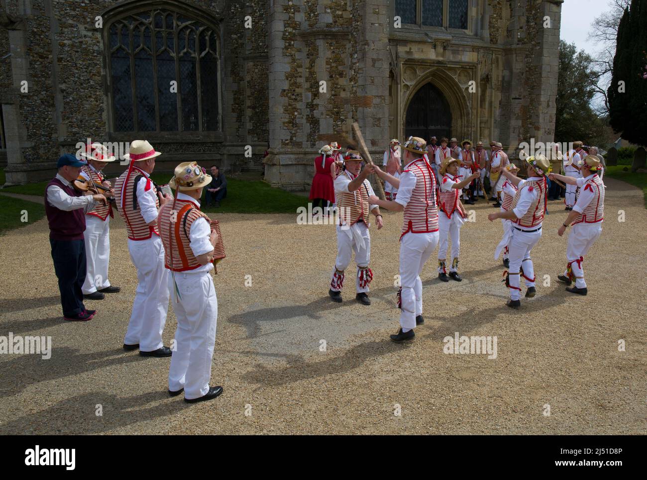 Thaxted Morris Men Dancing a Thaxted Churchyard Thaxted Essex Foto Stock