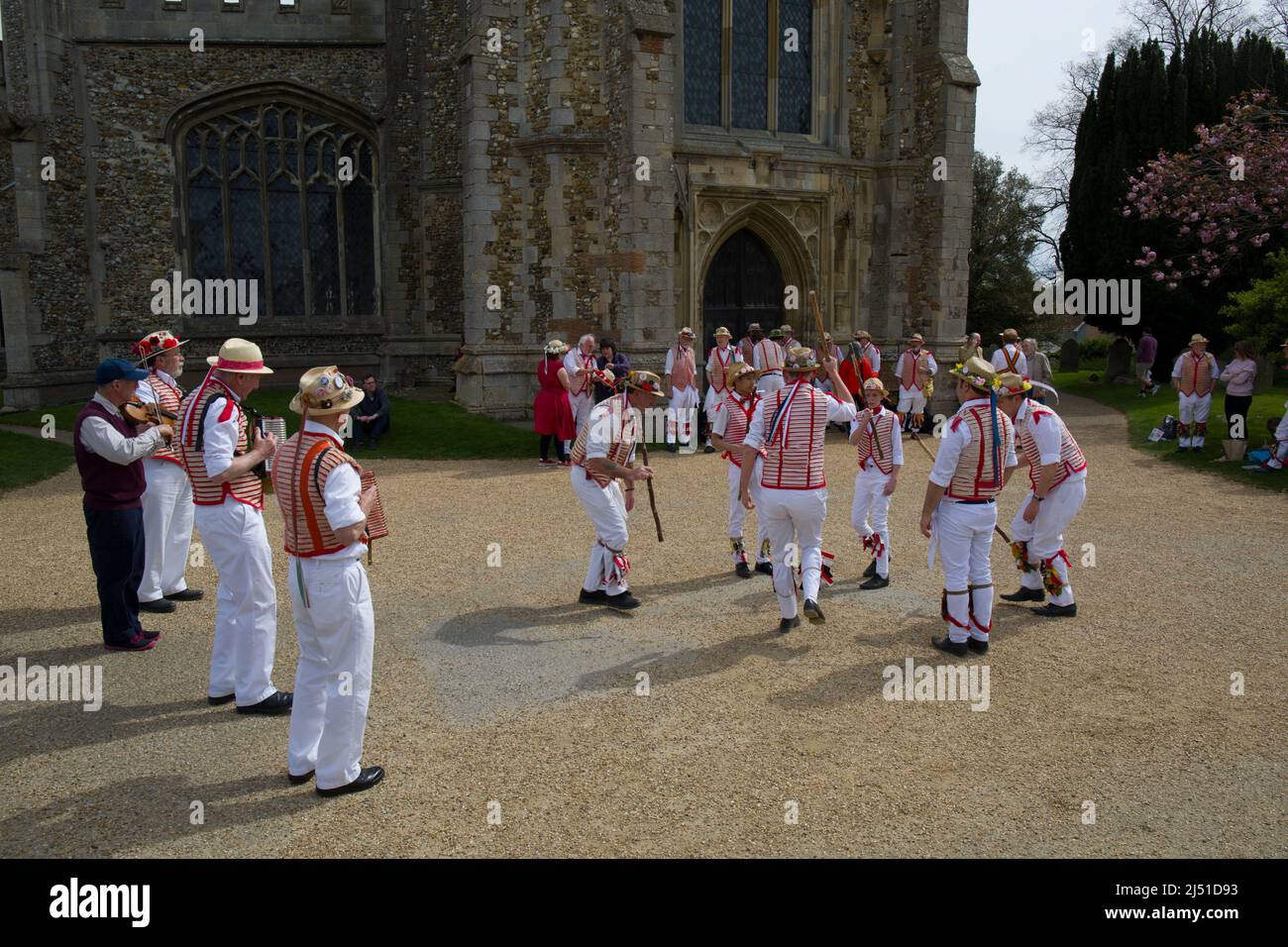 Thaxted Morris Men Dancing a Thaxted Churchyard Thaxted Essex Foto Stock