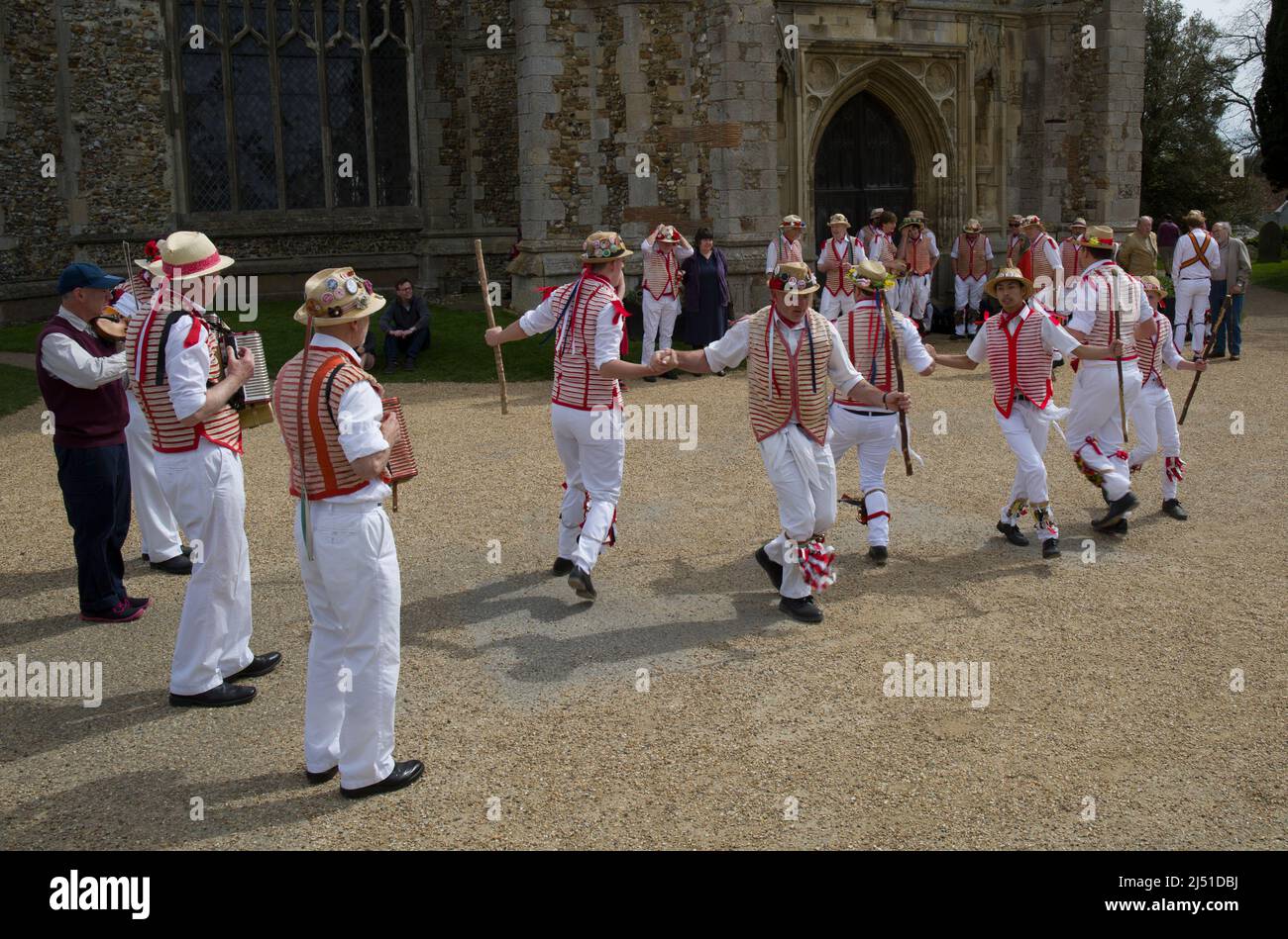 Thaxted Morris Men Dancing a Thaxted Churchyard Thaxted Essex Foto Stock