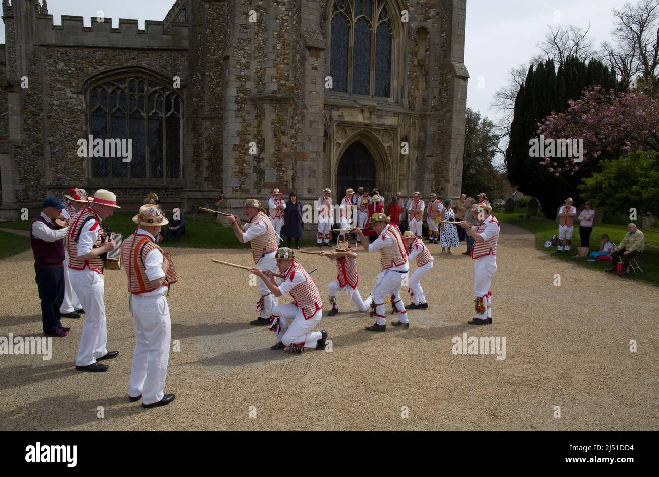 Thaxted Morris Men Dancing a Thaxted Churchyard Thaxted Essex Foto Stock