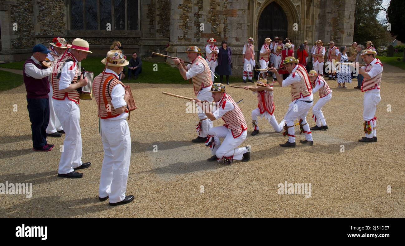 Thaxted Morris Men Dancing a Thaxted Churchyard Thaxted Essex Foto Stock