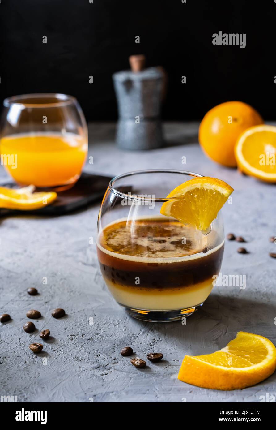 Caffè con succo d'arancia e sciroppo di caramello Foto Stock