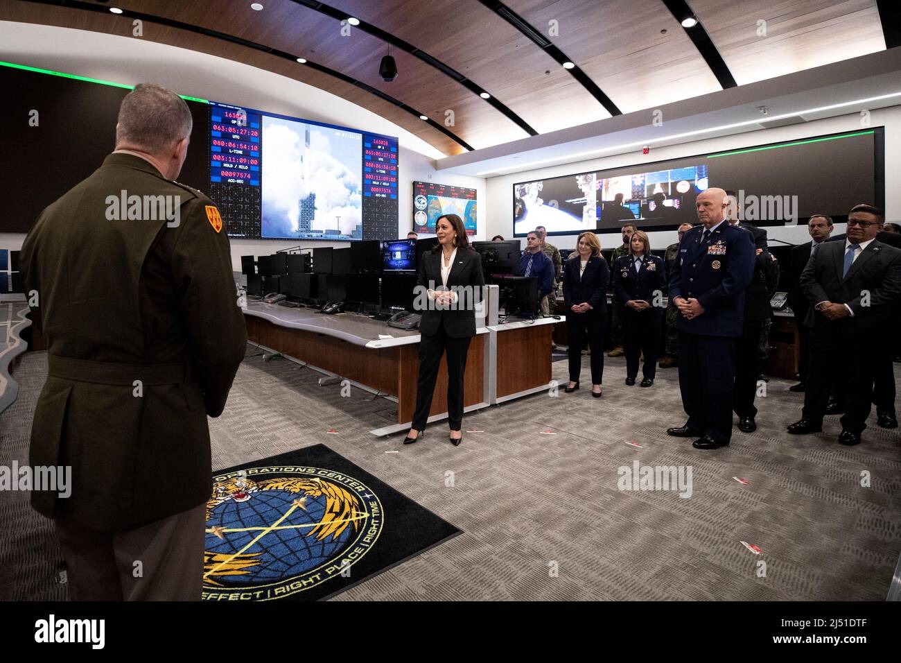 Il Vice Presidente degli Stati Uniti Kamala Harris interagisce con gli ufficiali militari degli Stati Uniti nel Command Space Operation Center presso la base della forza spaziale Vandenberg a Lompoc, California, USA, 18 aprile 2022.Credit: Etienne Laurent/Pool tramite CNP /MediaPunch Foto Stock