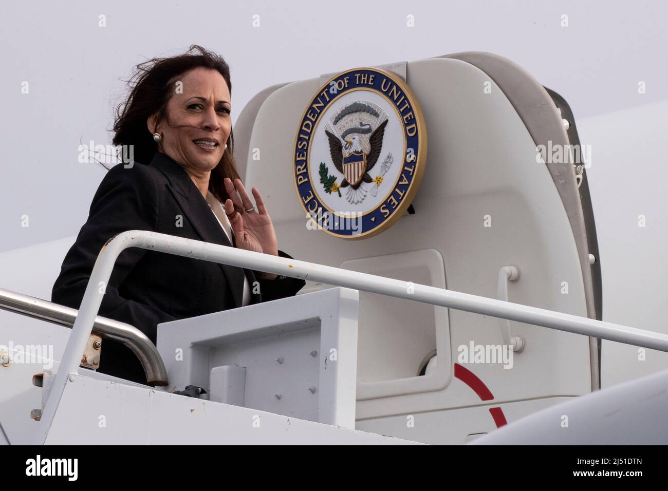 Il Vice Presidente degli Stati Uniti Kamala Harris parte dopo una visita alla base militare spaziale Vandenberg di Lompoc, California, USA, 18 aprile 2022. Credito: Etienne Laurent/Pool tramite CNP/MediaPunch Foto Stock
