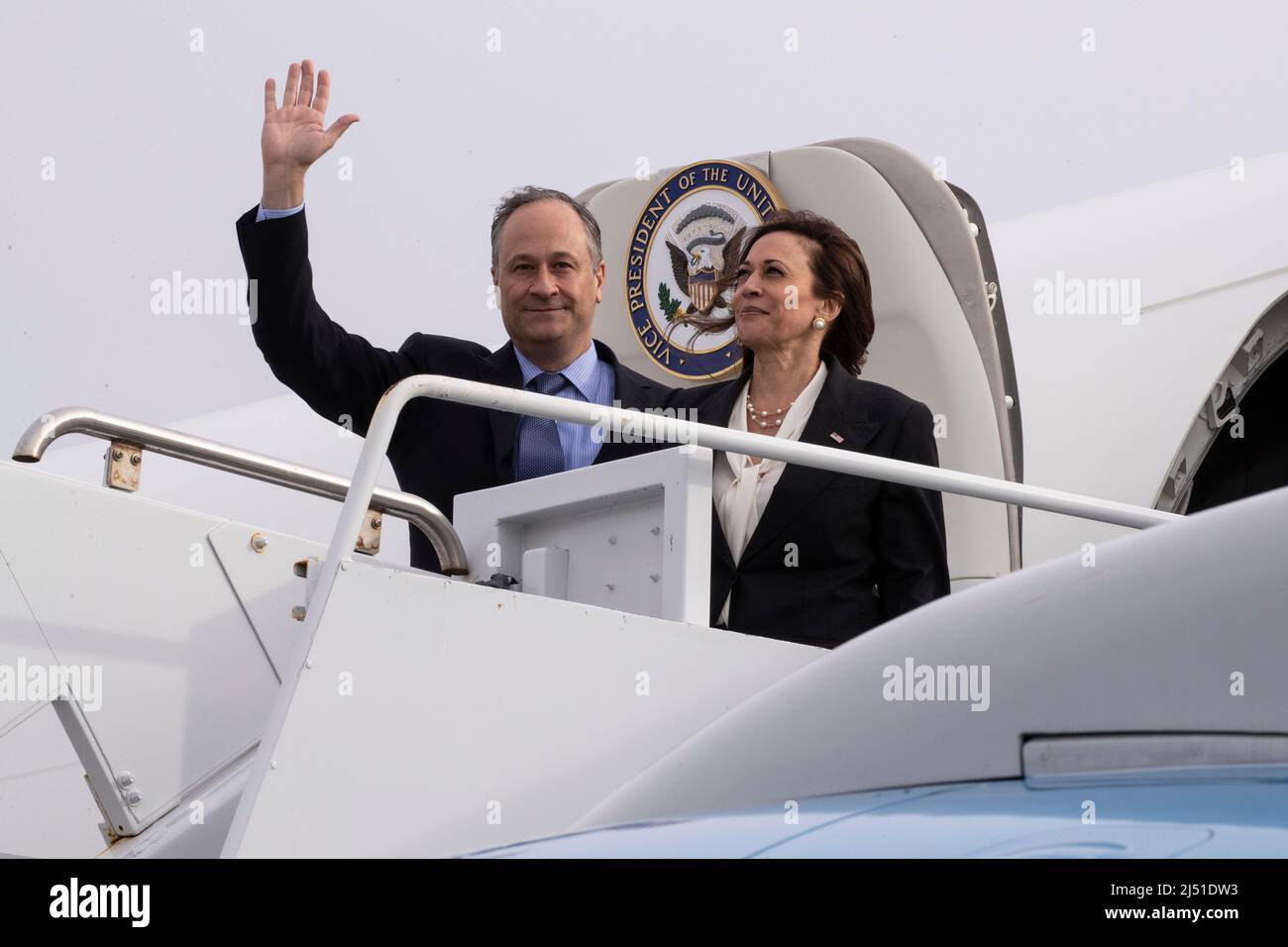 Il Vice Presidente degli Stati Uniti Kamala Harris (L) e il secondo gentleman Douglas Emhoff WAVE Arrivederci come partono dopo una visita della base militare spaziale Vandenberg a Lompoc, California, USA, 18 aprile 2022.Credit: Etienne Laurent/Pool via CNP /MediaPunch Foto Stock