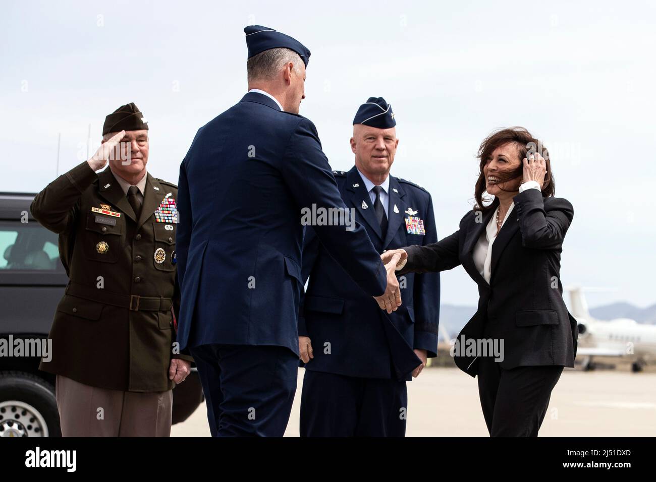 Il Vice Presidente degli Stati Uniti Kamala Harris (R) è accolto dagli ufficiali militari degli Stati Uniti mentre atterra per visitare la base della forza spaziale di Vandenberg a Lompoc, California, USA, 18 aprile 2022.Credit: Etienne Laurent/Pool via CNP /MediaPunch Foto Stock